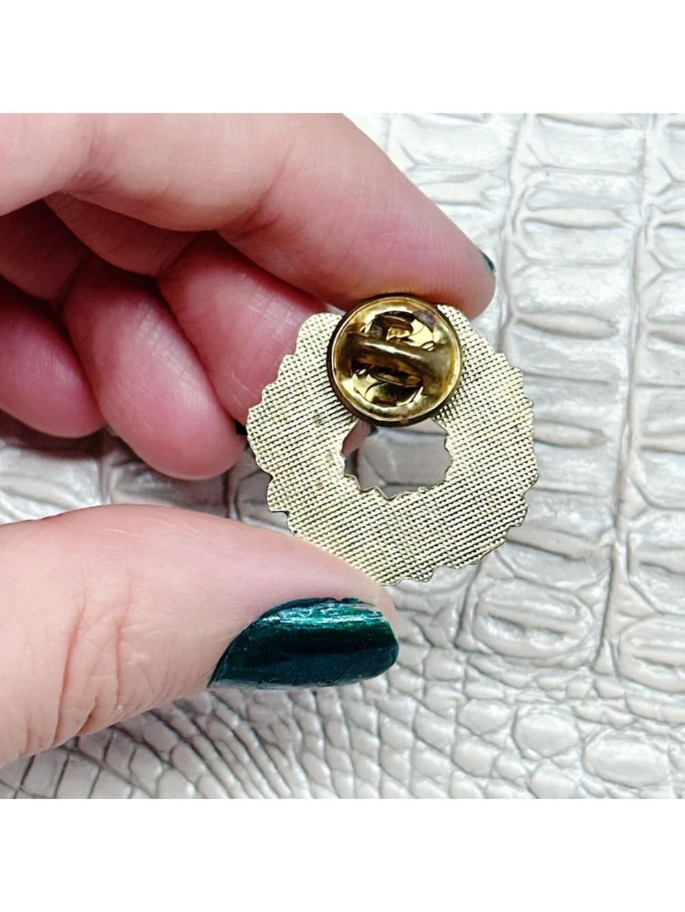 6246mc. Dainty Christmas Resin Wreath Brooch - Picture 3 of 5